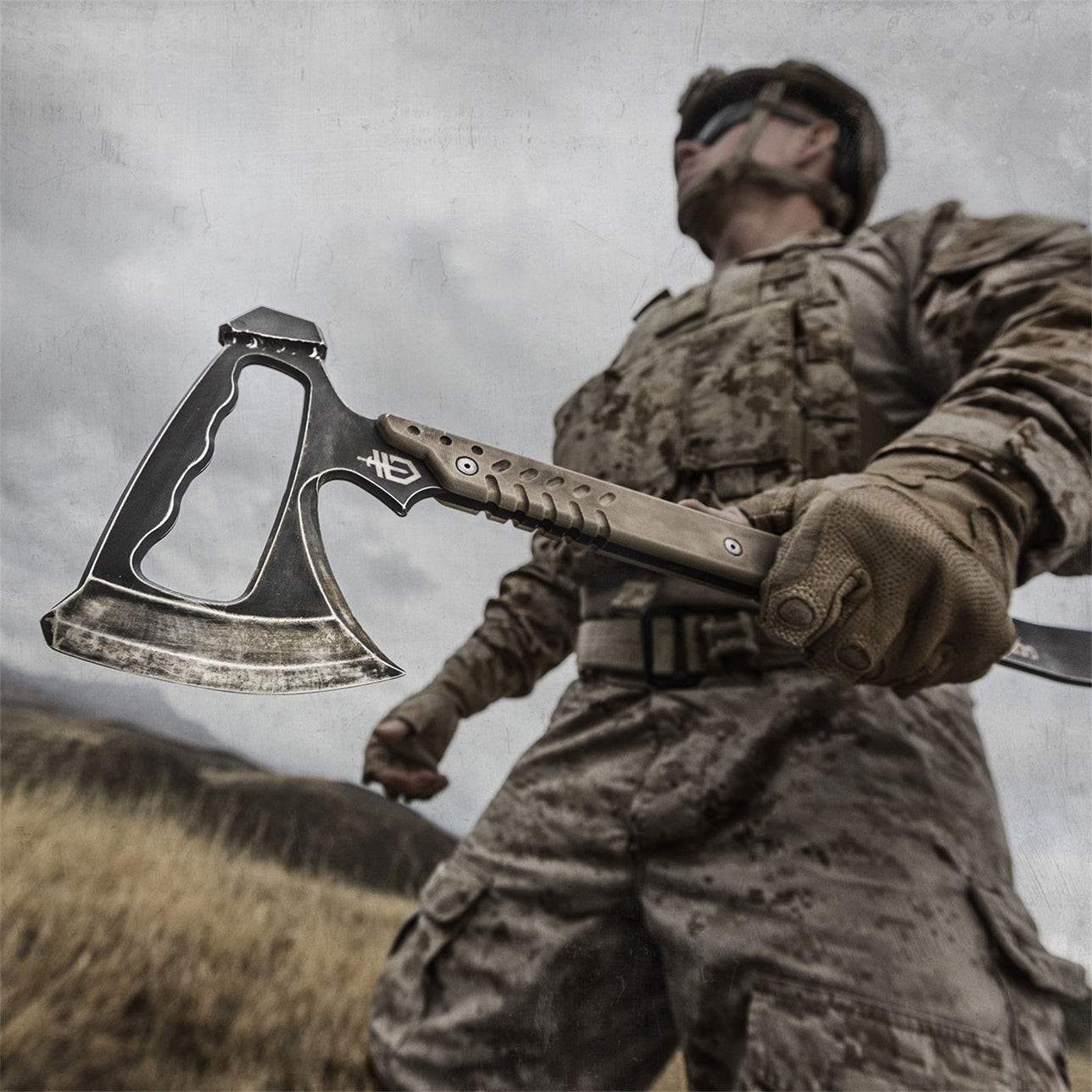 Hacha táctica Downrange Tomahawk color arena GERBER