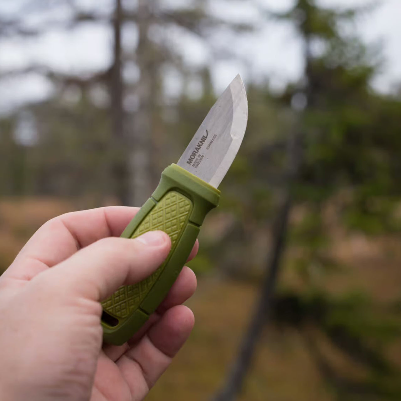 Cuchillo compacto Morakniv Eldris con bucle para cinturón (S) en acero inoxidable 12C27