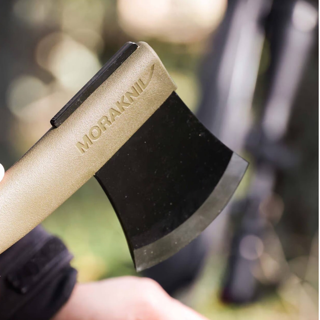 Hacha ligera Morakniv Lightweight Axe en acero de boro y mango de polímero