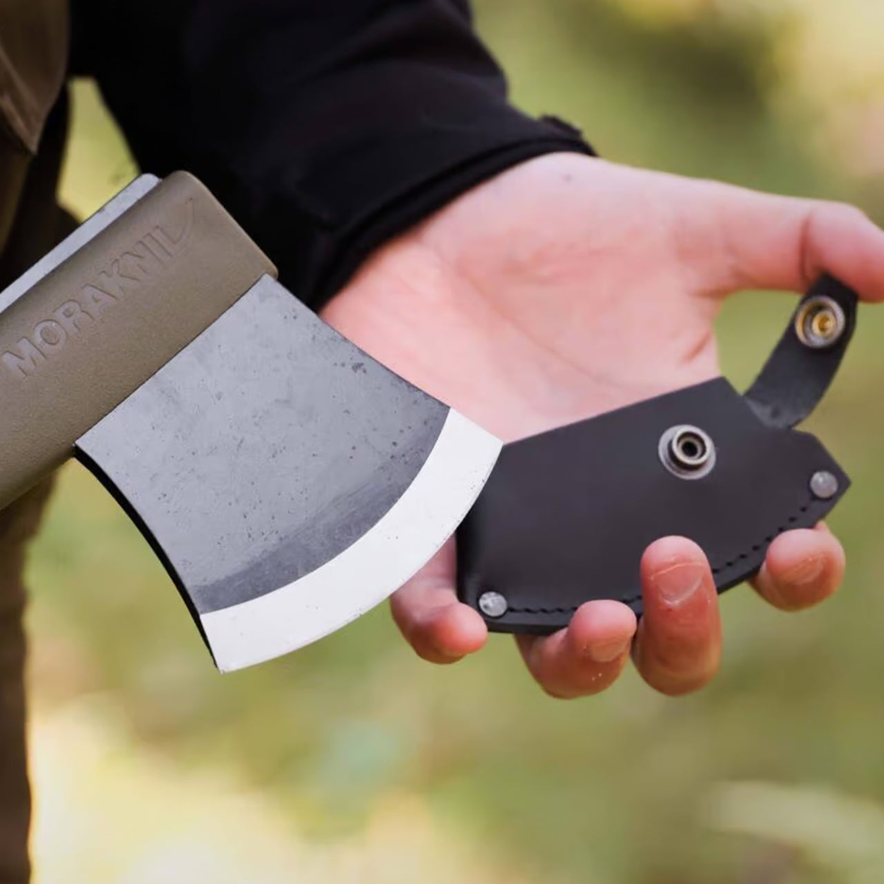 Hacha ligera Morakniv Lightweight Axe en acero de boro y mango de polímero