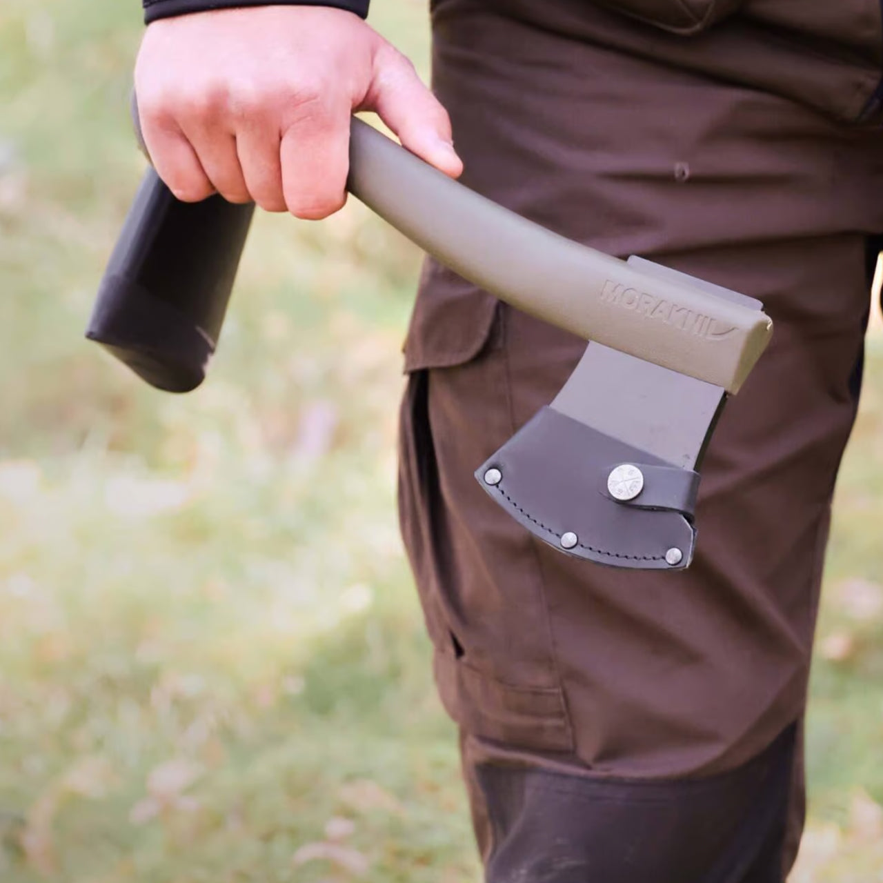 Hacha ligera Morakniv Lightweight Axe en acero de boro y mango de polímero