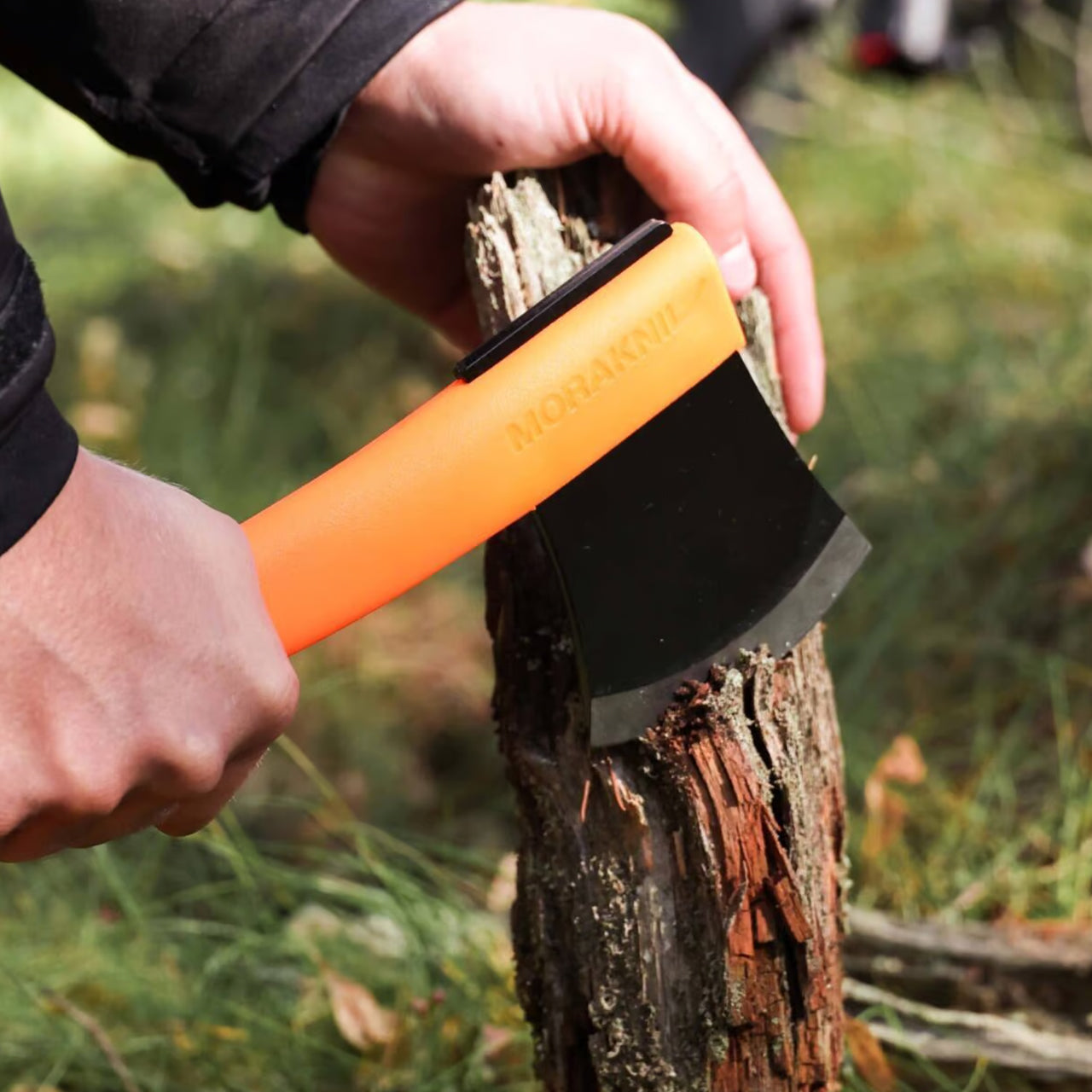 Hacha ligera Morakniv Lightweight Axe en acero de boro y mango de polímero