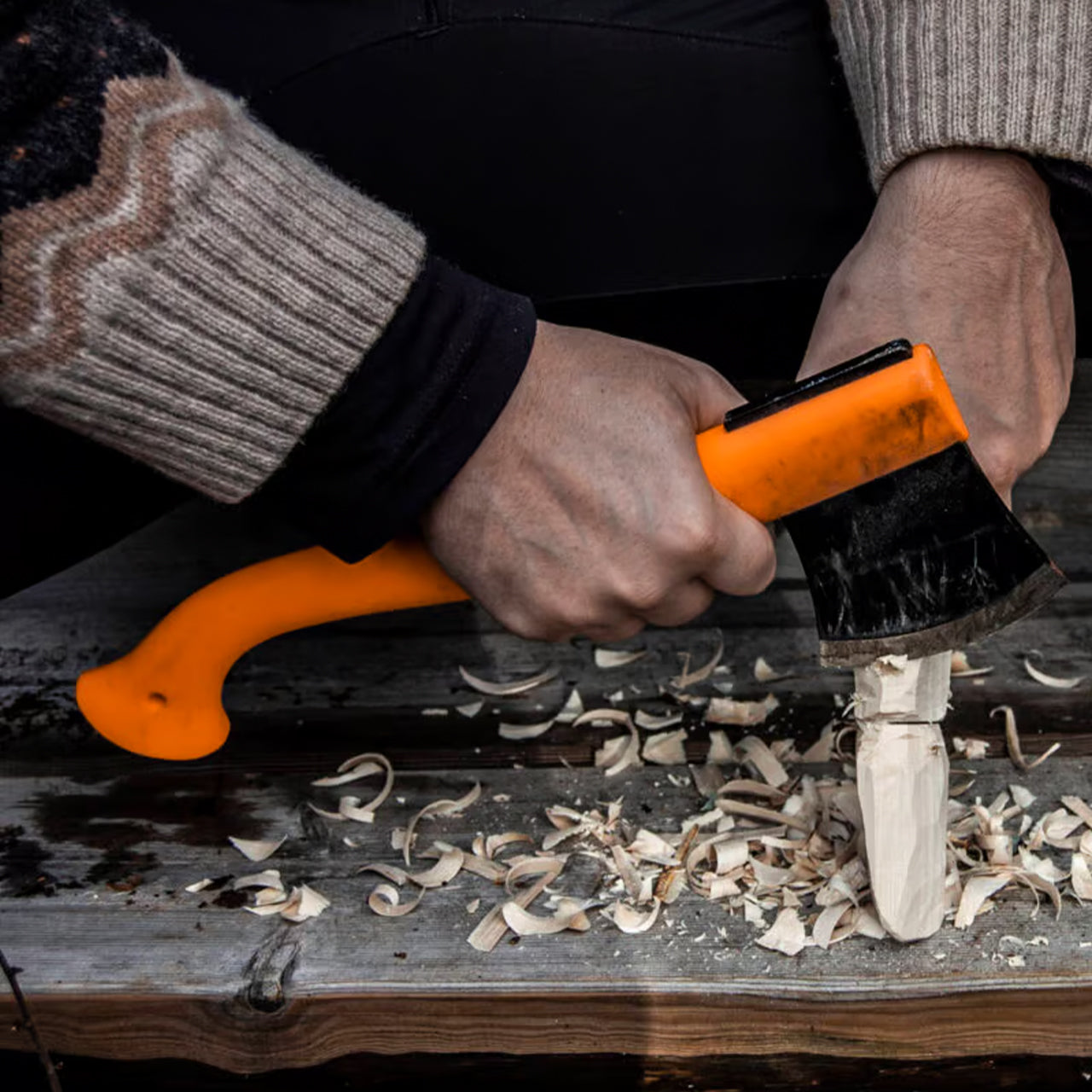 Hacha ligera Morakniv Lightweight Axe en acero de boro y mango de polímero