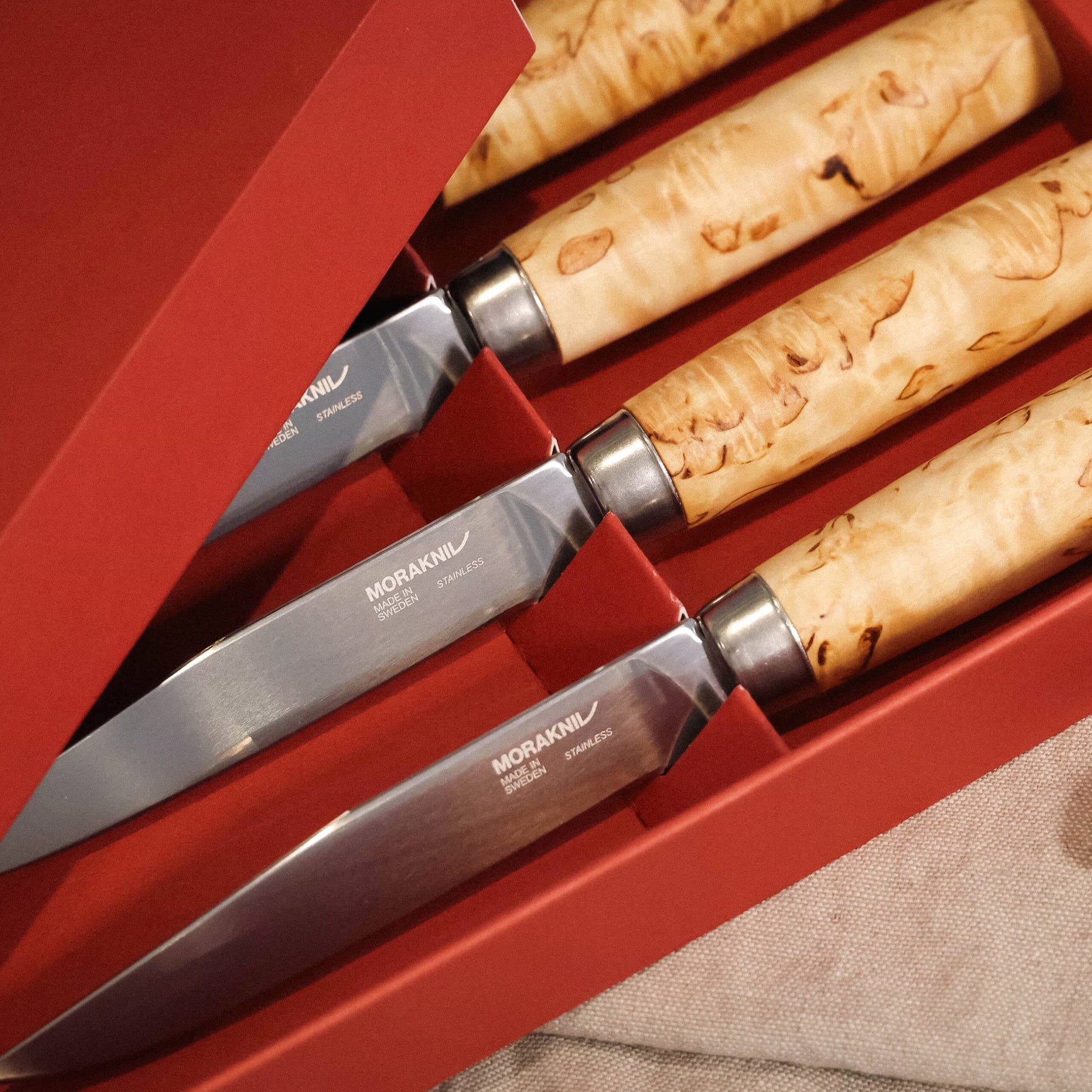 Set de 4 cuchillos de steak Morakniv Masur en acero inoxidable con mango de abedul curvado