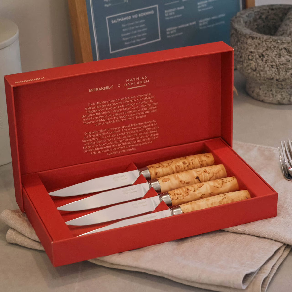 Set de 4 cuchillos de steak Morakniv Masur en acero inoxidable con mango de abedul curvado