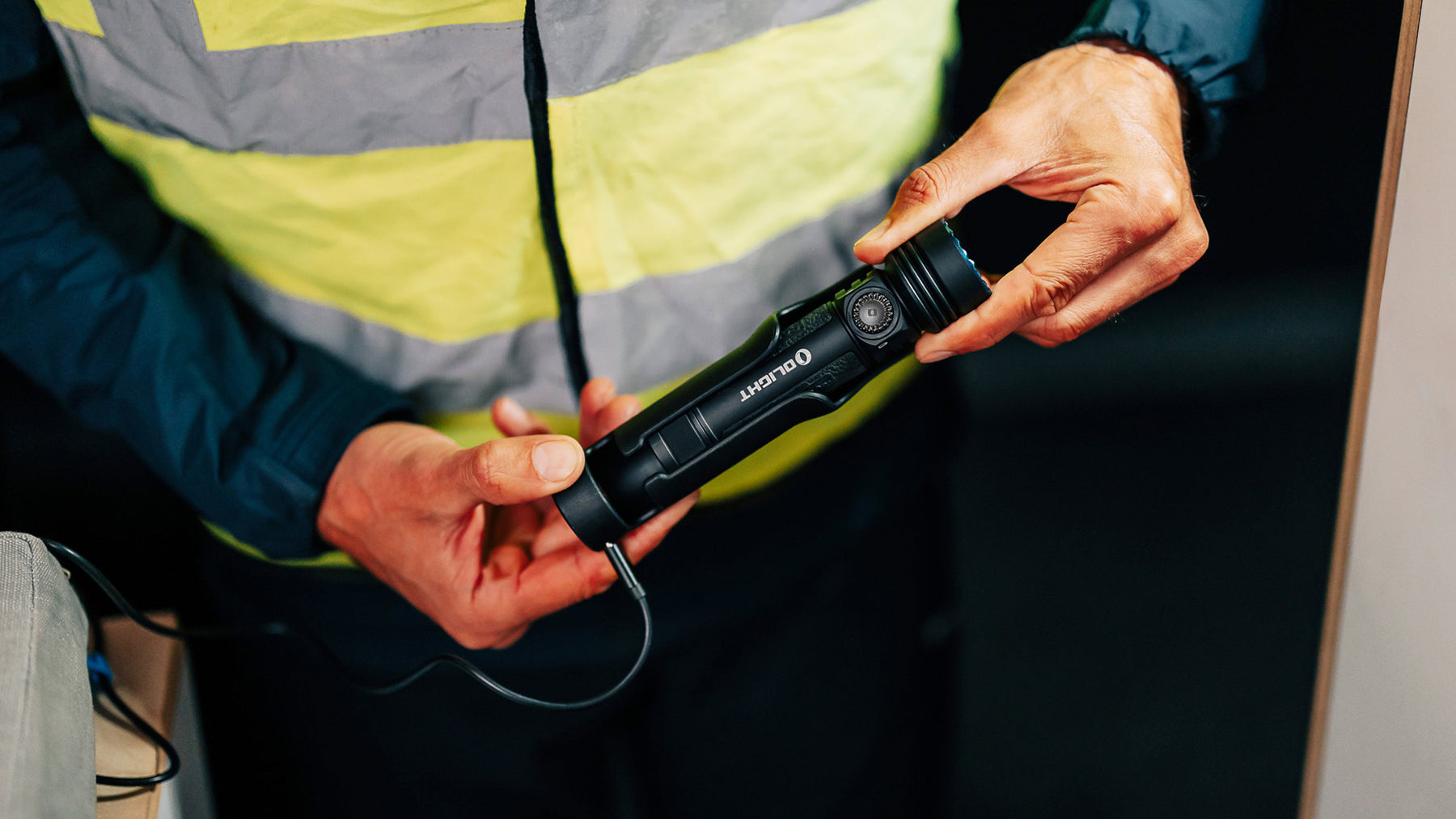 Linterna LED de mano Olight Seeker 4 Pro 4.600 lúmenes