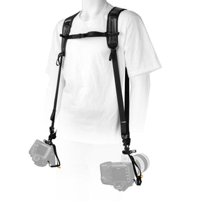 Arnés PRO 2N1 STRAP, negro puesto en modelo con dos cuerpos de cámara.