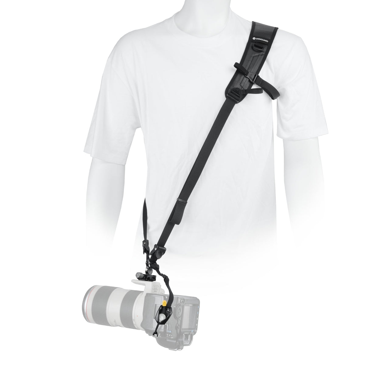 Correa PRO STRAP, negro puesta en modelo, vista frontal.