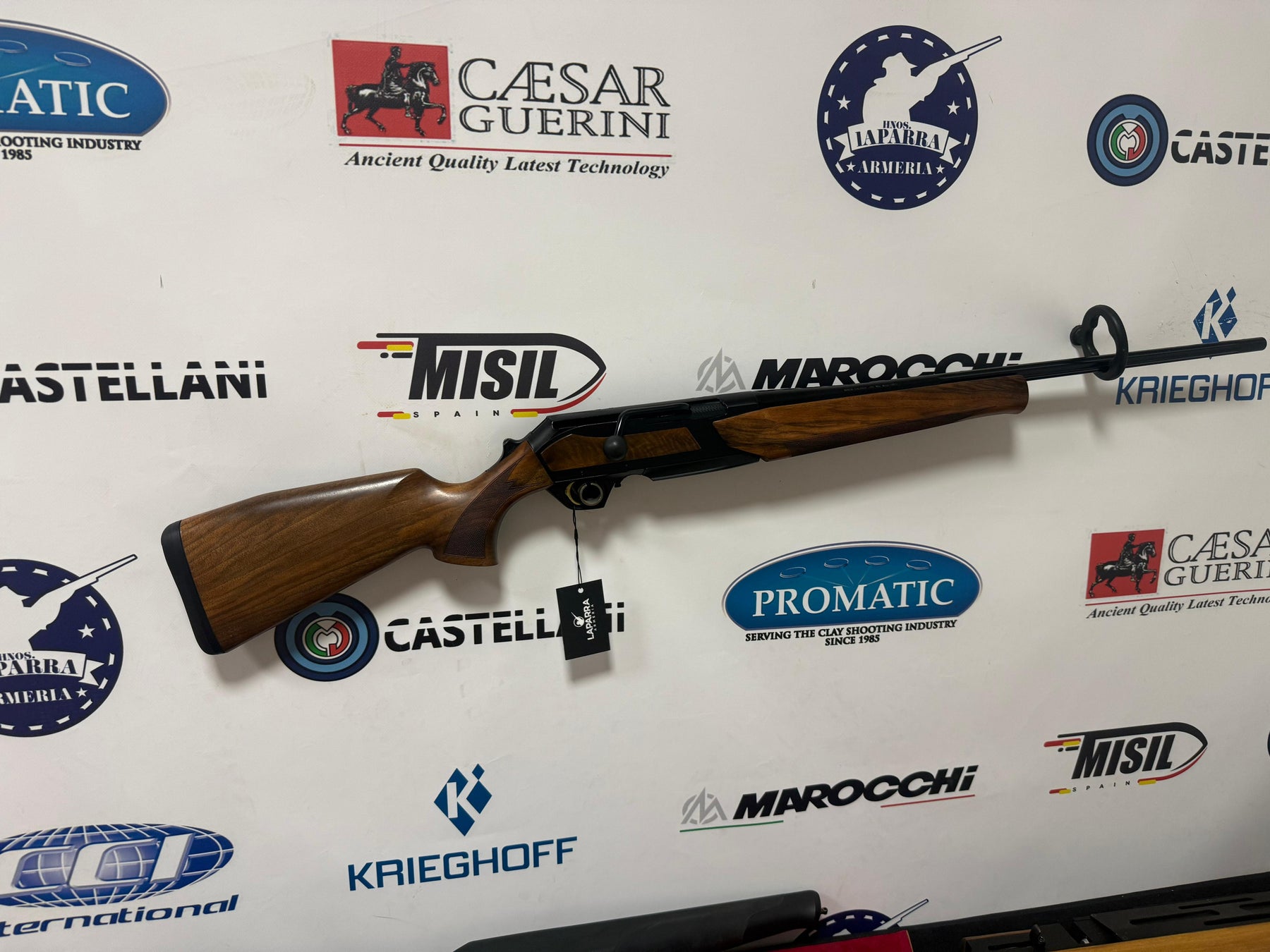 OCASION Rifle de cerrojo rectilíneo BROWNING Maral Madera C/ .300 Win. Mag.