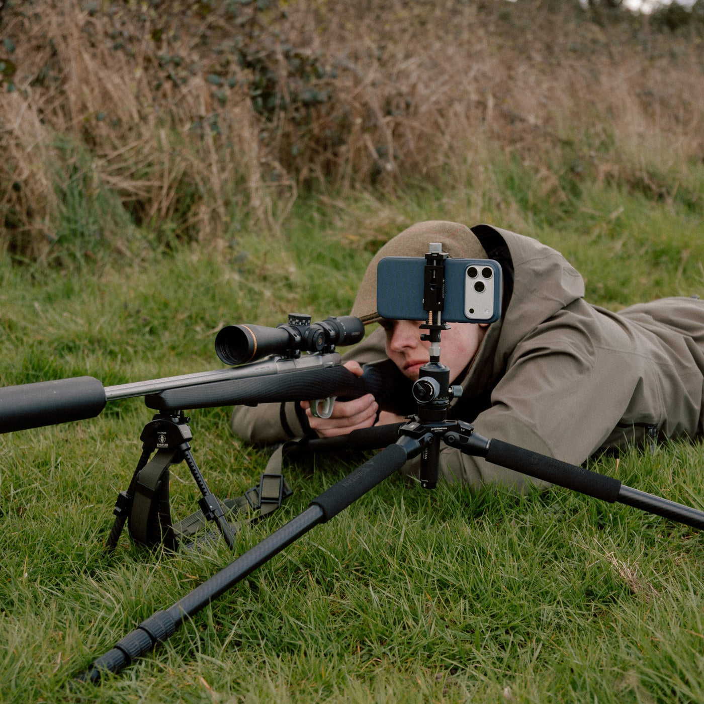 Tirador con rifle y smartphone montado en el Spartan Phone Holder