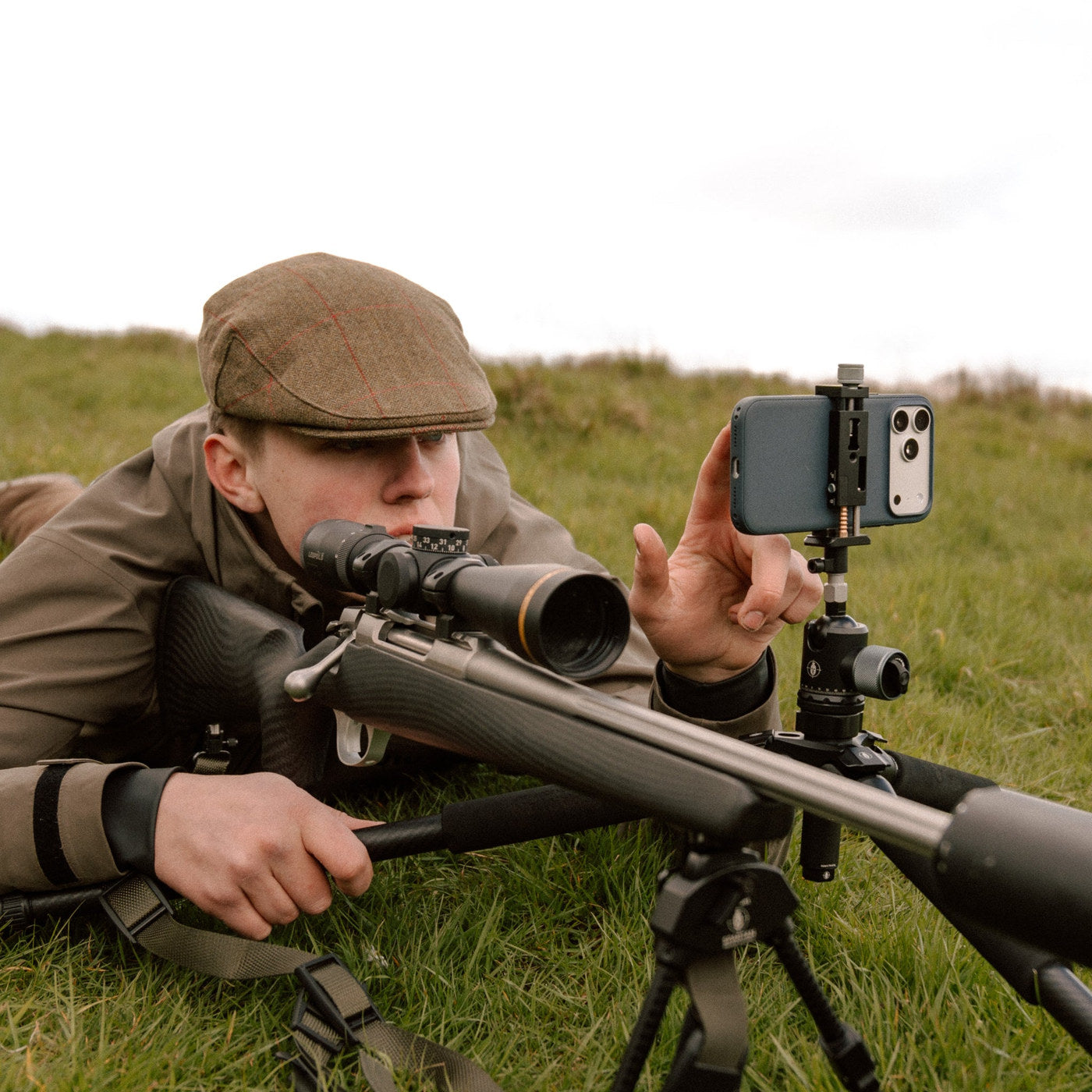 Cazador manejando el smartphone en su Spartan Phone Holder