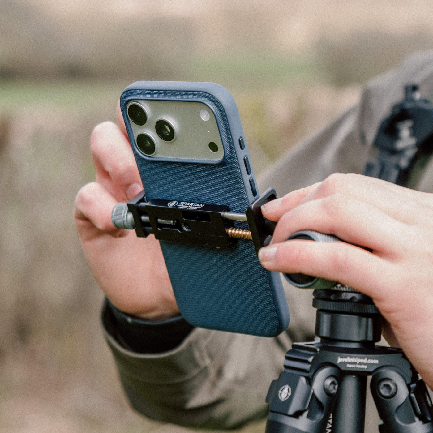 Colocando un smartphone en el Spartan Phone Holder